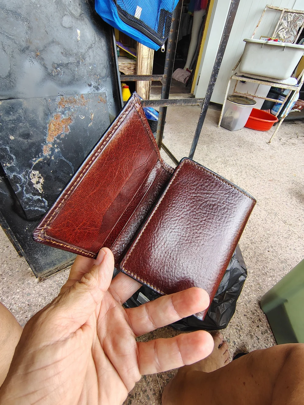 Geoffrey Beene Men's Leather Bifold Card Wallet - Brown